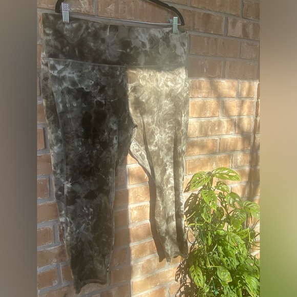 Lululemon Align High-Rise Pant with Pockets 25"
Diamond Dye Light Sage, Size 20 - Picture 2 of 11